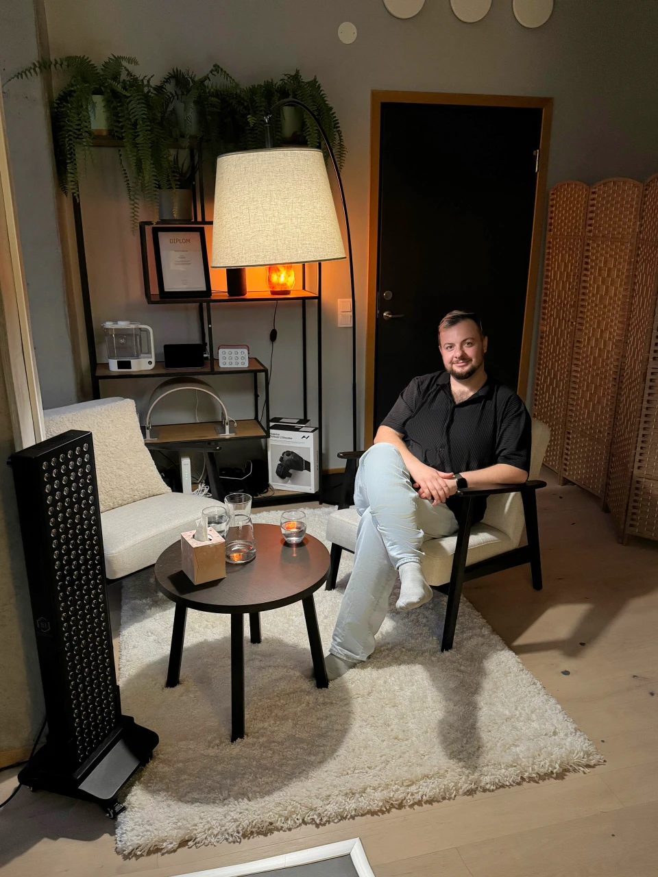 Rafal sitter i den mysiga studion på Synergy Massage i Limhamn